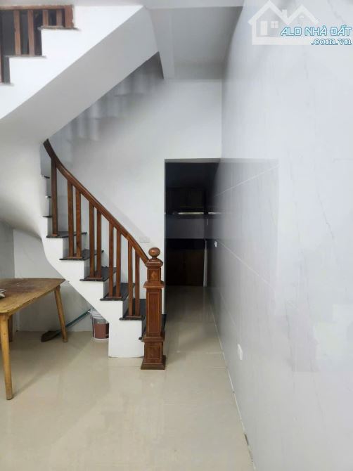 Cho thuê nhà ngõ 508 đường láng 30m, 3 tầng, 2 ngủ, giá 9 triệu.