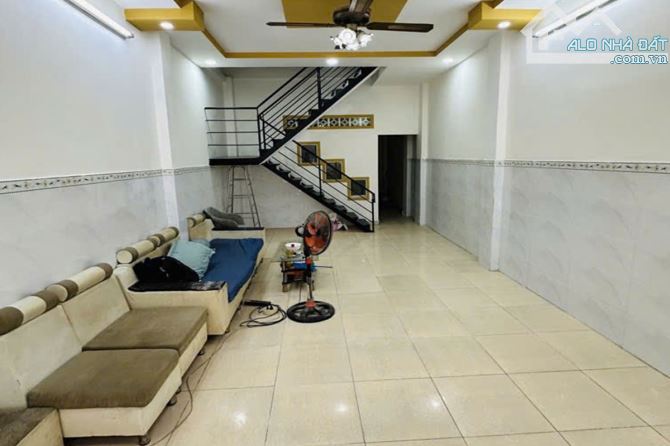 Bán nhà hẻm 3m, Trịnh Đình Trọng, Tân Phú, 52 m² (4m x 13m), 2 phòng - Giá 5.2 tỷ TL