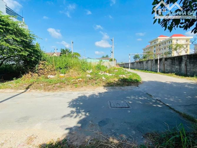 Đất thị trấn Bến Lức 95m5 đường xe tải cách Mai Thị non 40m