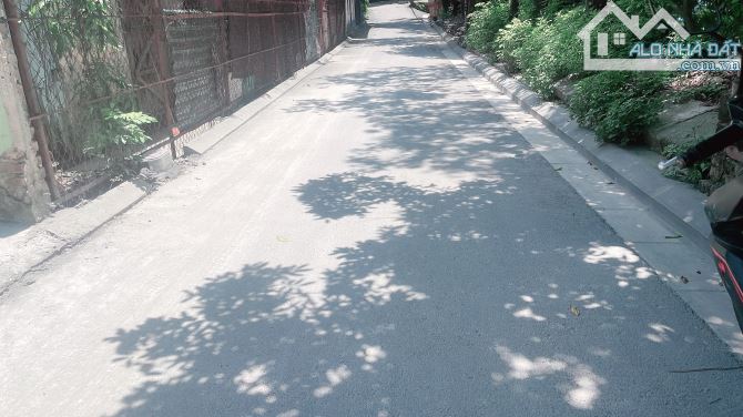 Thôn Bầu -Thiên Lộc-Hà Nội 80/95m -5,2 tỷ . Ngõ thông ô tô 7c vào đất
