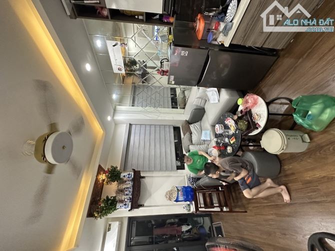 -Nhà tại phố quan nhân. -DT sổ 30m2 xây 4 tầng chắc chắn, đủ công năng sử dụng. -Gần sân c