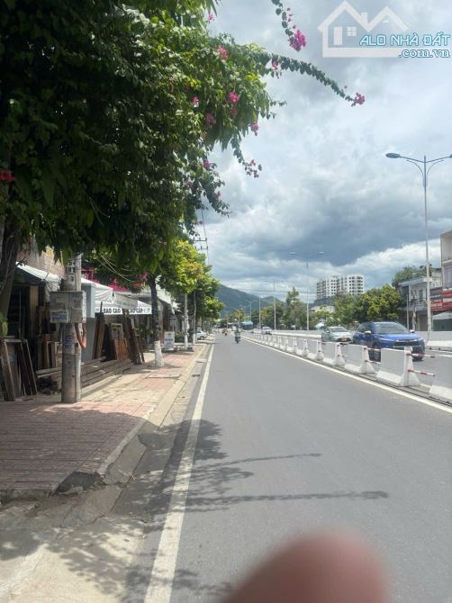 bán lô góc mặt tiền Nguyễn Tất Thành giá rẻ chỉ 6,5 tỷ Diện tích: 83m2
