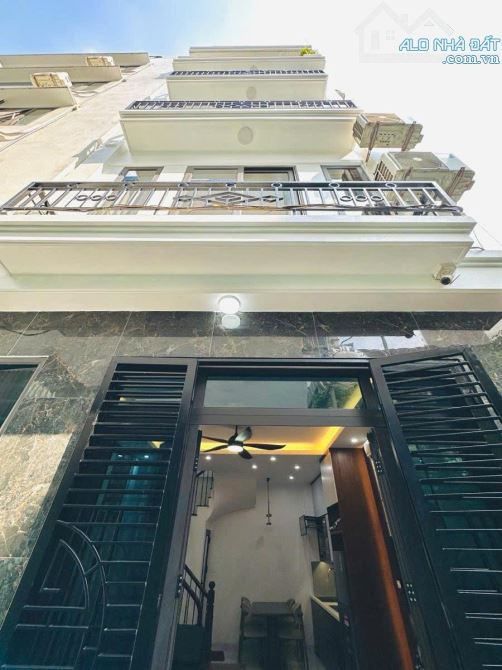 Bán nhà đường Bờ Sông Sét diện tích 34m2, xây 5 tầng. Mặt tiền 4.7m. Giá 9.5 tỷ .