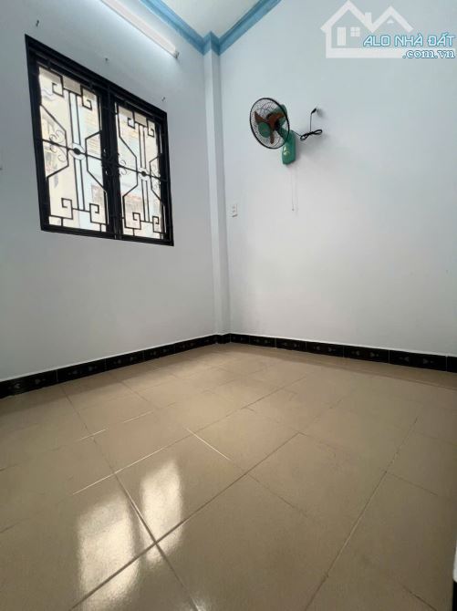 SÁT MẶT TIỀN Q4 NGANG 5.5 DÀI 3.5  ĐÚC BÊ TÔNG CÓ 2 TỶ - 10