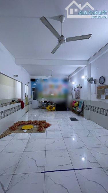Nhà 5 tầng CÓ THANG MÁY 1/ đường LÊ VĂN KHƯƠNG phường HT Q12 dt 218m2 Hẻm 6m DT 35TR - 10