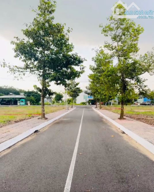 Bán lô đất 100m2 giá 980tr mặt tiền 25m dân cư hiện hữu, cách sân bay Long Thành 5km-SHR - 1
