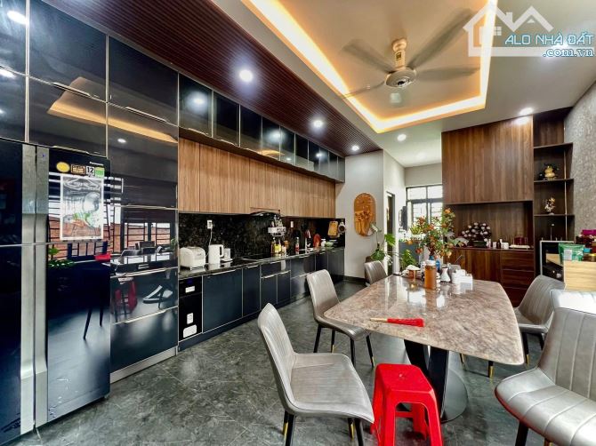 Giá 15,5 tỷ. Bán nhà 3 lầu đẹp. Góc 2 mặt tiền đường NGuyễn Ái Quốc. 5x32m. Sàn 430m2. - 1