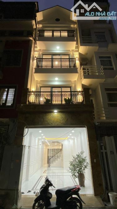 SIÊU PHẨM - LÔ GÓC - PHÂN LÔ VỈA HÈ - Ô TÔ TRÁNH - PHƯỜNG VIỆT HƯNG - LONG BIÊN - 1