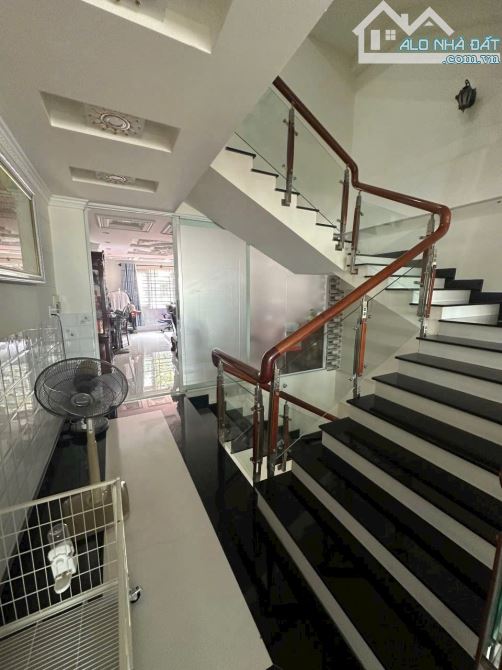 NHÀ 3 LẦU 14,5 TỶ MẶT TIỀN ĐƯỜNG NGUYỄN VĂN CỪ ĐOẠN KDC HỒNG PHÁT GẦN ĐƯỜNG TRẦN HOÀNG NA - 1
