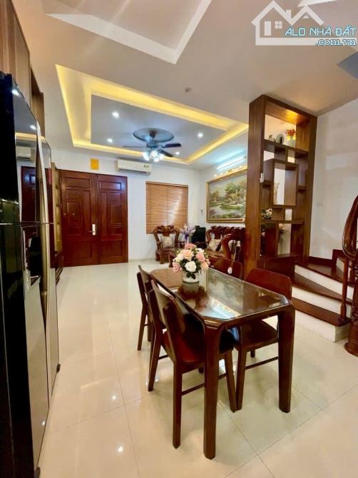 Bán nhà phố Tây Hồ, mặt tiền rộng rãi, vị trí đỉnh, ô tô đỗ cửa, giá 10,6 tỷ - 1