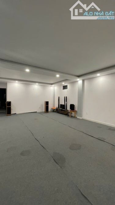 Nhà 5 tầng CÓ THANG MÁY 1/ đường LÊ VĂN KHƯƠNG phường HT Q12 dt 218m2 Hẻm 6m DT 35TR - 1