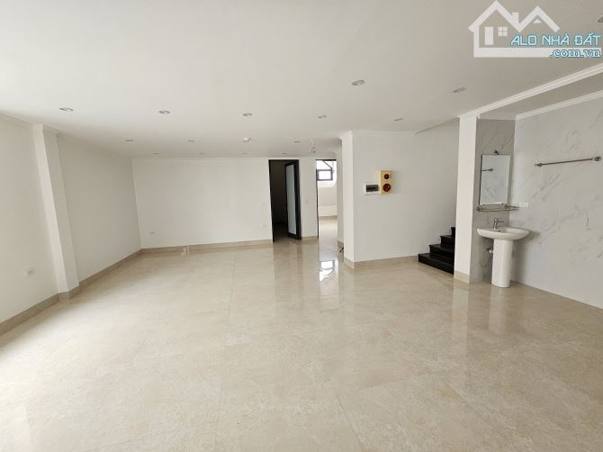 Cho thuê biệt thự mới đẹp. Diện tích 260m2, mặt tiền 15m, đủ hệ thống PCCC. Làm văn phòng - 1