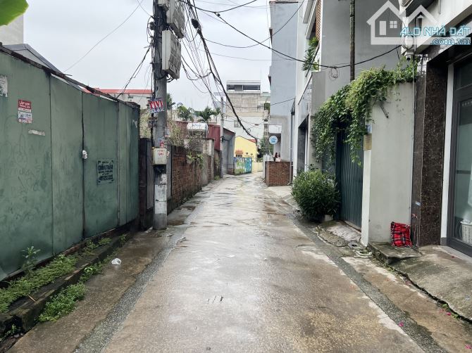 Chị gái cần tiền bán gấp mảnh đất thổ cư đường ô tô đỗ cửa tại trung tâm tổ 14 Thạch Bàn - 1