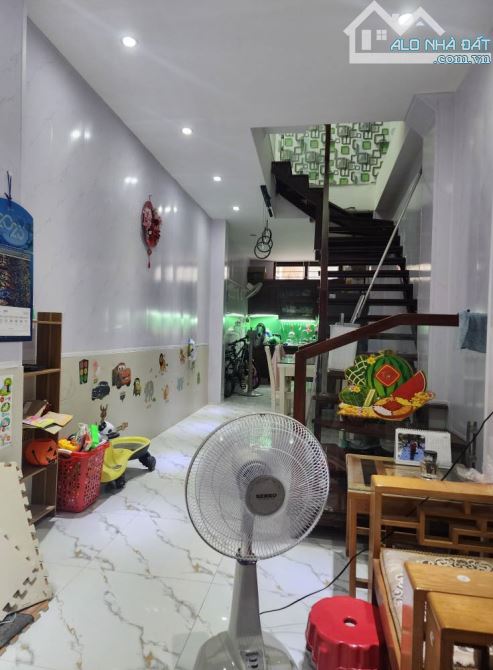 chính chủ gửi bán nhà Nguyễn Trãi, giá bán đầu tư được, vị trí cực đẹp ô tô tránh cách 15m - 1