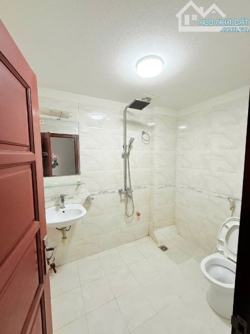 🔥 CHỦ CẦN TIỀN – BÁN GẤP NHÀ NGỌC THỤY 🔥 🏠 Diện tích: 34m² 🏗 Kết cấu: 5 tầng, thiết kế