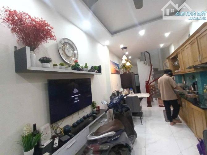 Hiếm .Bán nhà dân xây ngõ 14 Quang Trung Hà Đông,dt 33m, 5 tầng kd, ô tô đỗ cửa, sát phố.