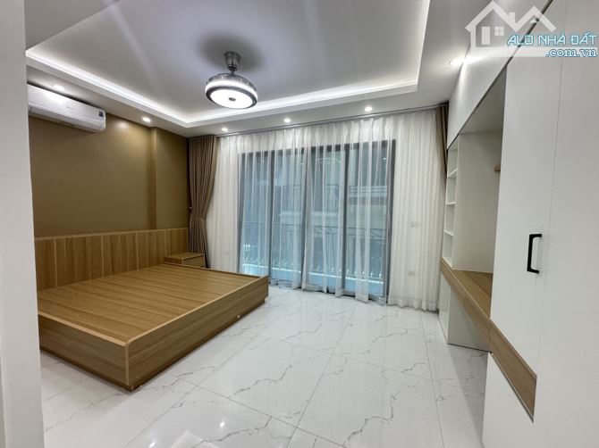 NHÀ PHÂN LÔ HOÀNG QUỐC VIỆT – 7 TẦNG – THANG MÁY KÍNH – 2 MẶT THOÁNG – GARA OTO TRONG NHÀ - 1