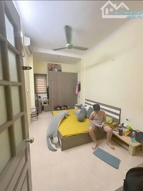 -Nhà tại phố quan nhân. -DT sổ 30m2 xây 4 tầng chắc chắn, đủ công năng sử dụng. -Gần sân c - 1