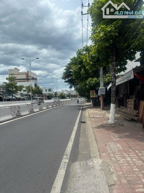bán lô góc mặt tiền Nguyễn Tất Thành giá rẻ chỉ 6,5 tỷ Diện tích: 83m2 - 1