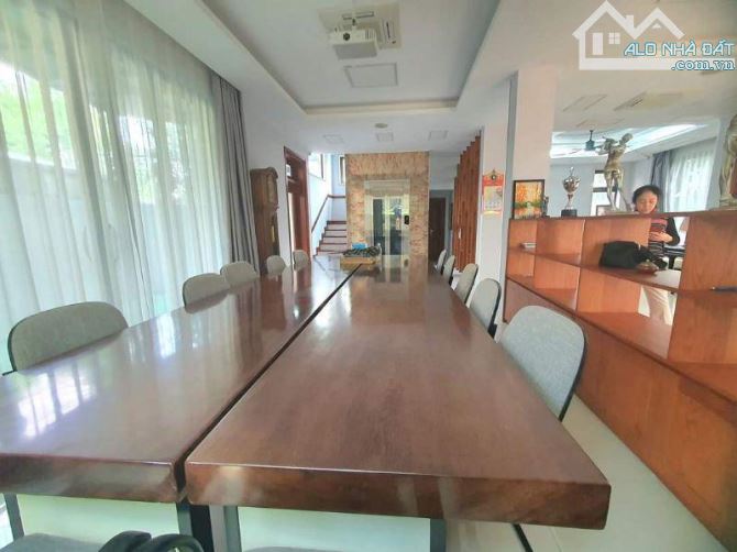 Bán nhà biệt thự đơn lập  lô góc thang máy Bắc Linh Đàm kinh doanh dt 240 5 tầng