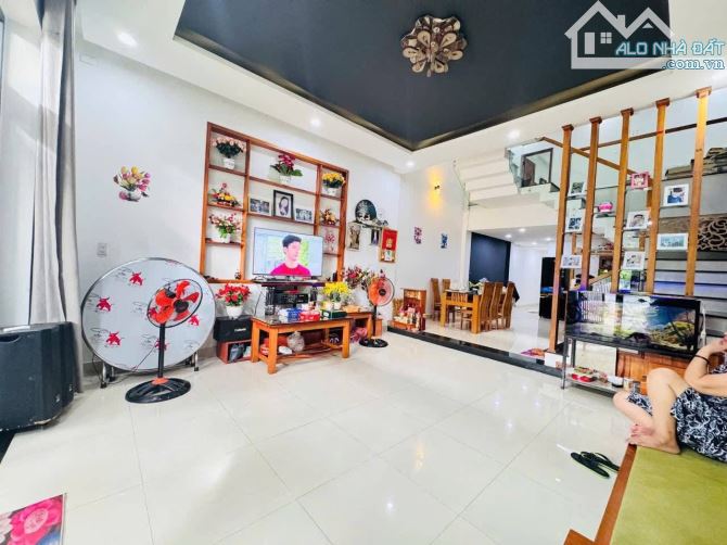 100M -3 TẦNG-MẶT TIỀN 5M5- ĐỐI DIỆN TRƯỜNG HỌC- GẦN BẾN XE- - 1