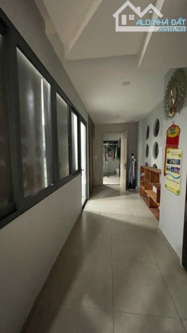 Nhà 5 tầng CÓ THANG MÁY 1/ đường LÊ VĂN KHƯƠNG phường HT Q12 dt 218m2 Hẻm 6m DT 35TR - 12