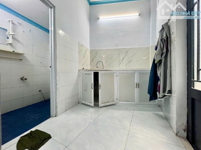 SÁT MẶT TIỀN Q4 NGANG 5.5 DÀI 3.5  ĐÚC BÊ TÔNG CÓ 2 TỶ - 2