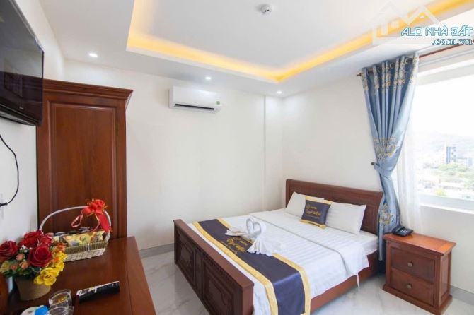 BÁN KHÁCH SẠN VIP 50 PHÒNG NGAY BIỂN BÃI SAU - HẦM ĐI BỘ - NGANG 10 DT 295M2 - 2