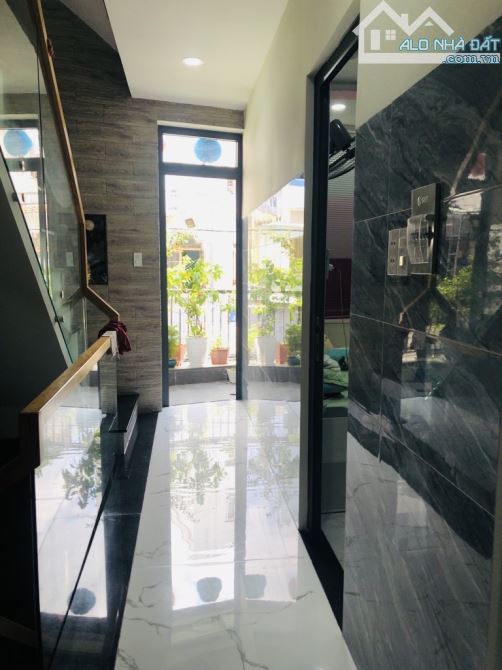 NGAY CHỢ PHẠM VĂN BẠCH - 4 TẦNG KIÊN CỐ - NGANG 5M - KHU PHÂN LÔ CAO CẤP - XE HƠI NGỦ TRON - 2