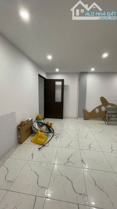 Nhà 5 tầng CÓ THANG MÁY 1/ đường LÊ VĂN KHƯƠNG phường HT Q12 dt 218m2 Hẻm 6m DT 35TR - 2
