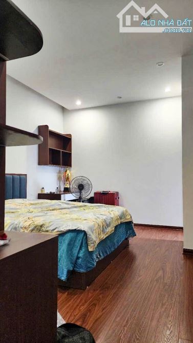 KHUẤT DUY TIẾN_VỊ TRÍ ĐẸP_MẶT PHỐ_VỈA HÈ ĐÁ BÓNG_PHÙ HỢP KD NHIỀU LĨNH VỰC hoặc CHO THUÊ - 2