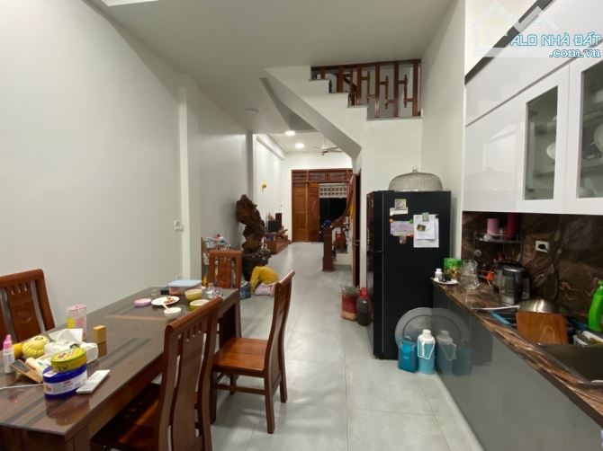 Bán nhà Vũ Xuân Thiều Dt 58m, .Dân xây 5 tầng , Gara ô tô , vỉa hè - nhỉnh 18 tỏi - 2