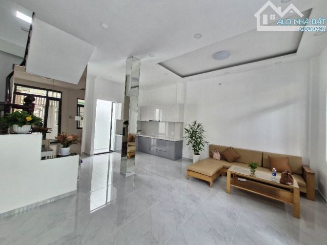 Hxh né -nhà đẹp - 3 tầng - 50m2 (5,7x9m) – Đ. Nguyễn Văn Giáp- Quận 2- chỉ 6,7 tỷ TL - 2
