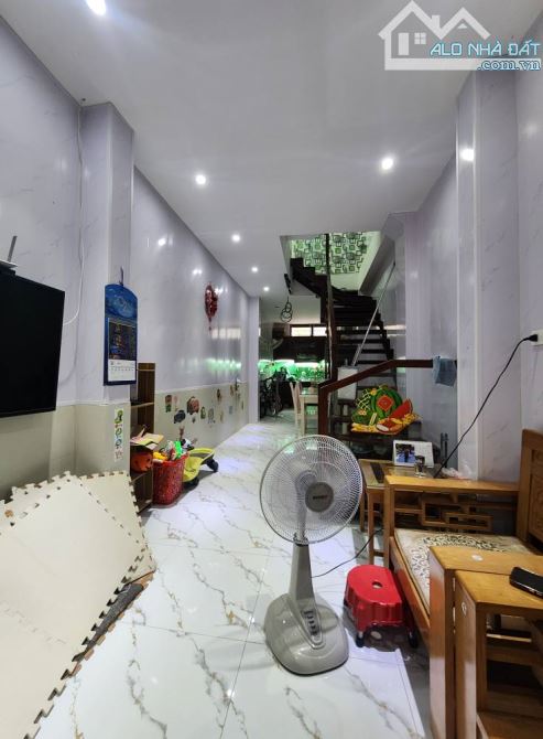 chính chủ gửi bán nhà Nguyễn Trãi, giá bán đầu tư được, vị trí cực đẹp ô tô tránh cách 15m - 2