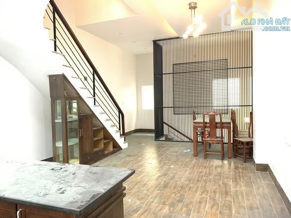 NHÀ ĐẸP Ở NGAY PHỐ LẠC LONG QUÂN 10 TỶ DT 50M MT 5M 5T Ô TÔ TRÁNH KINH DOANH - 2