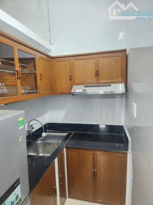 Cho thuê nhà ngõ 508 đường láng 30m, 3 tầng, 2 ngủ, giá 9 triệu. - 2