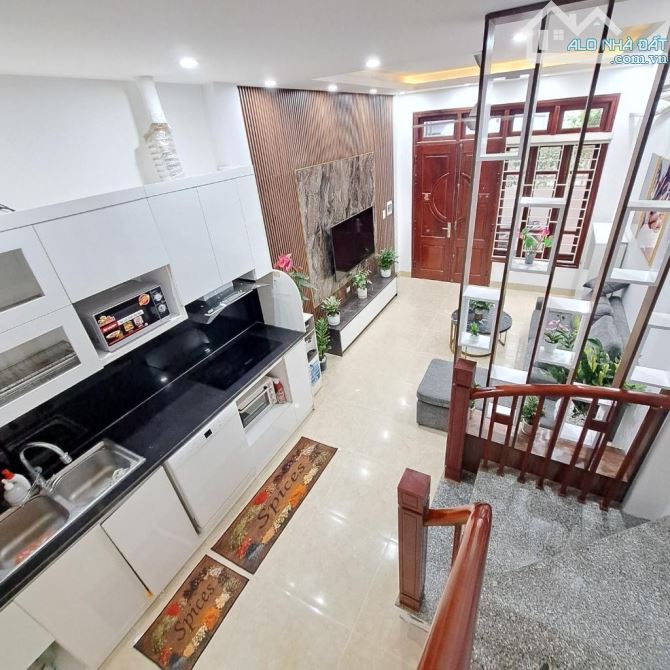 Cự Khối, Long Biên- Chính chủ cần bán gấp căn nhà 4 tầng- ngõ siêu nông - ô tô đỗ cửa - 2