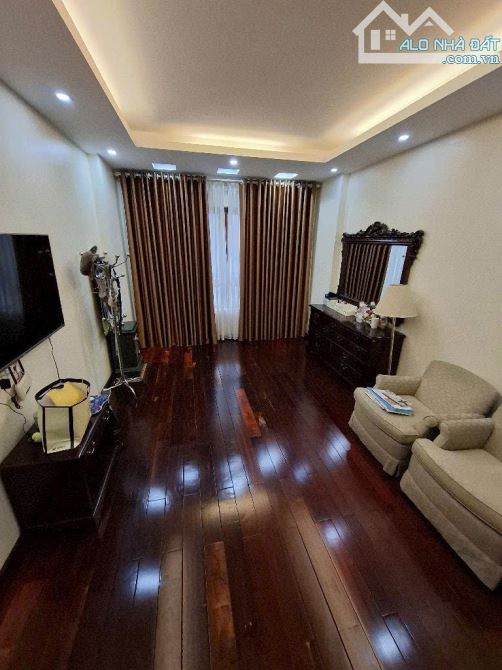 Giảm hẳn 1.5 tỷ căn nhà 5 tầng phân lô Quân Đội - Tư Đình - 2