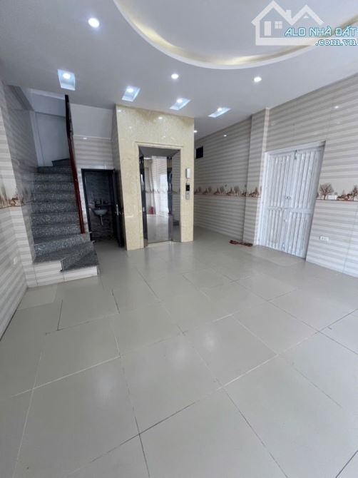 LÔ GÓC - MỚI KEENG -THANG MÁY ÔTÔ VÀO NHÀ GIÁ RẺ - 2