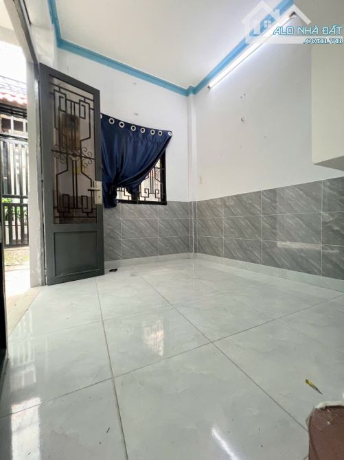 SÁT MẶT TIỀN Q4 NGANG 5.5 DÀI 3.5  ĐÚC BÊ TÔNG CÓ 2 TỶ - 3