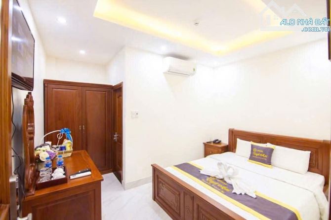 BÁN KHÁCH SẠN VIP 50 PHÒNG NGAY BIỂN BÃI SAU - HẦM ĐI BỘ - NGANG 10 DT 295M2 - 3