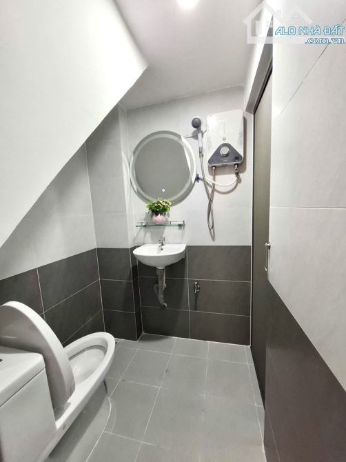 Huỳnh Thiện Lộc - Tân Phú - Vị trí đẹp - Hẻm 8M Thông- 28M2 - 3 Tầng - SHR nở hậu - Chỉ 4. - 3