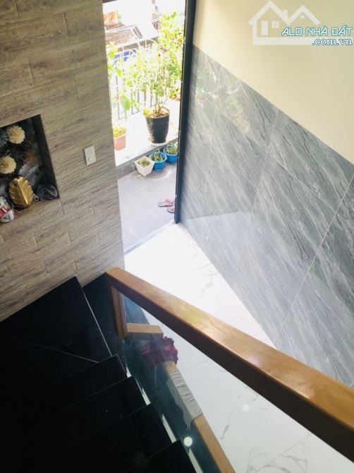 NGAY CHỢ PHẠM VĂN BẠCH - 4 TẦNG KIÊN CỐ - NGANG 5M - KHU PHÂN LÔ CAO CẤP - XE HƠI NGỦ TRON - 3