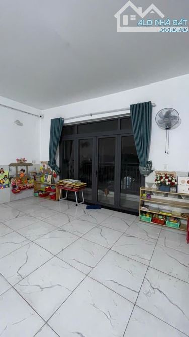 Nhà 5 tầng CÓ THANG MÁY 1/ đường LÊ VĂN KHƯƠNG phường HT Q12 dt 218m2 Hẻm 6m DT 35TR - 3