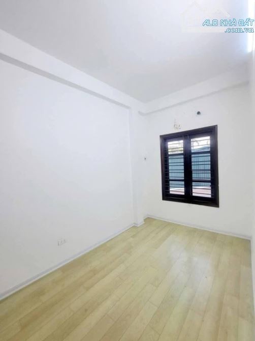 Bán nhà Nam Từ Liêm. Nhà 30m, 4 tầng, MT: 6,4m. Ô tô đỗ cách 10m. Giá: 6,5 tỷ - 4