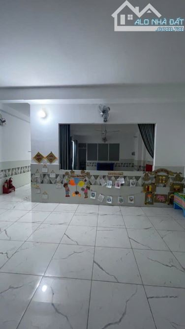 Nhà 5 tầng CÓ THANG MÁY 1/ đường LÊ VĂN KHƯƠNG phường HT Q12 dt 218m2 Hẻm 6m DT 35TR - 4