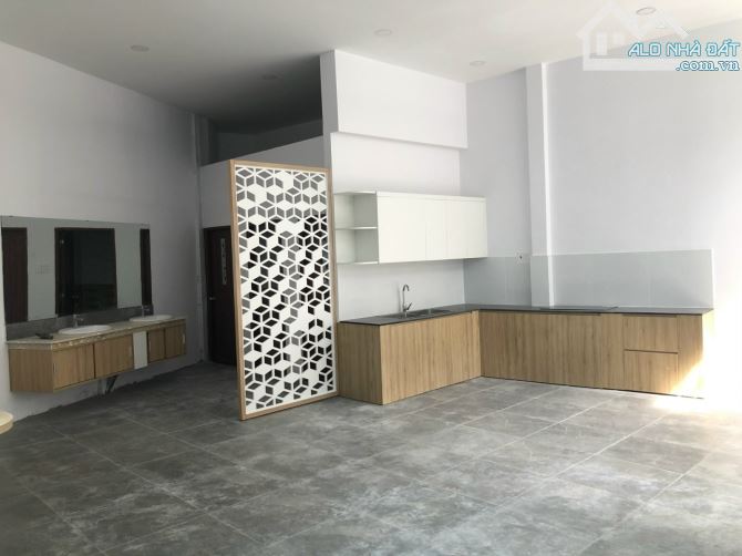 BÁN GẤP NHÀ MT -  152M2 - C4 - ĐANG CHO THUÊ 40TR/T - THẠNH LỘC - QUẬN 12. CHỈ 17, 5 TỶ. - 4