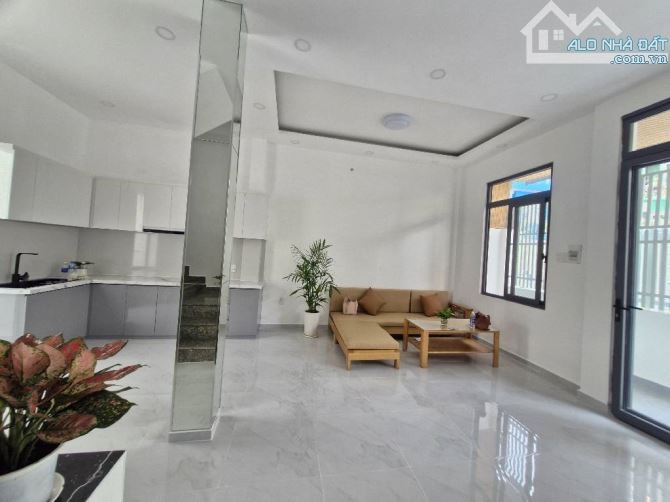 Hxh né -nhà đẹp - 3 tầng - 50m2 (5,7x9m) – Đ. Nguyễn Văn Giáp- Quận 2- chỉ 6,7 tỷ TL - 4