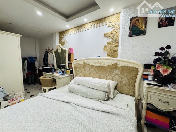 QUẬN 1, ĐƯỜNG NGUYỄN THỊ MINH KHAI. NHÀ 5 TẦNG NGANG HƠN 6M, GẦN 40M2 HẺM 1SẸC. 10,8 Tỷ - 4
