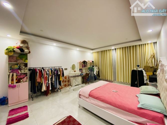 Nhà 4 Tầng Mới Đẹp 157m2, Đường 10m, 4PN, Gần Phú Mỹ Hưng, ĐH RMIT, Sổ Hồng Riêng. Chỉ 11 - 5